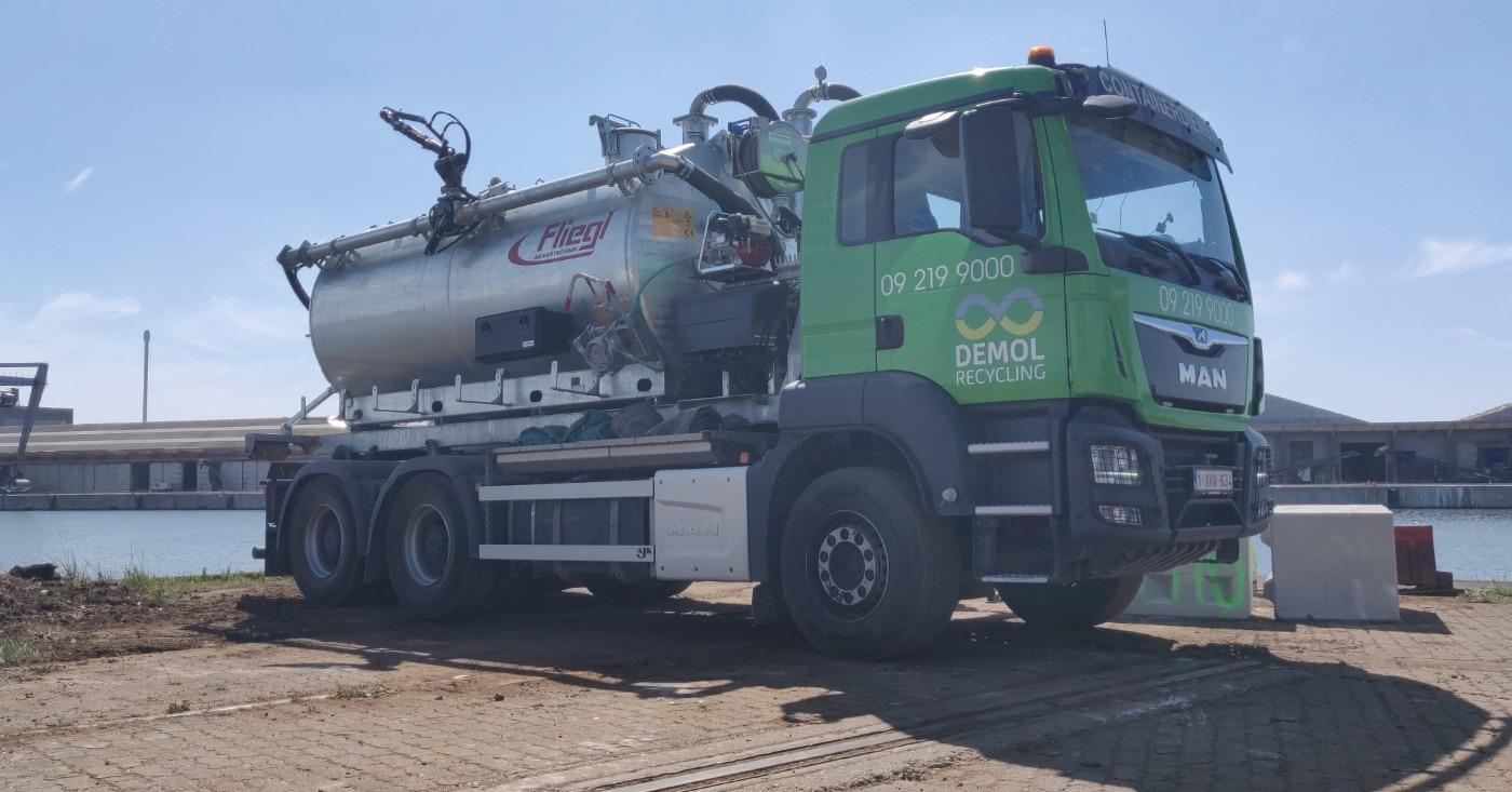 Nieuwe watertank bij De Mol Recycling
